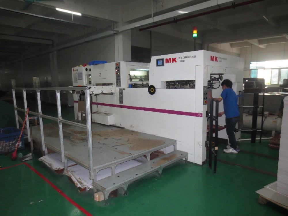 Auto die cut Machina